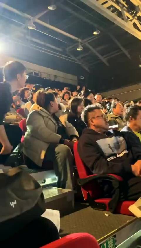 周涛评张一山话剧《一地鸡毛》，赞其舞台表现稳富于变化