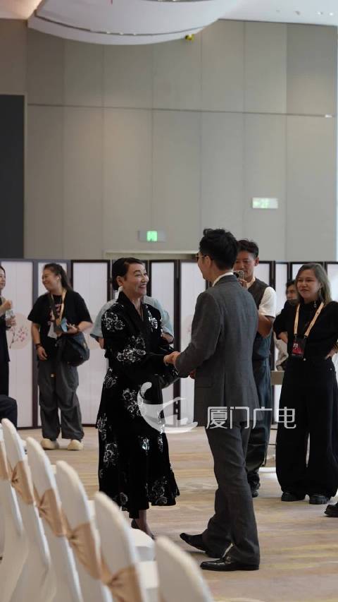 惠英红大鹏握手热聊