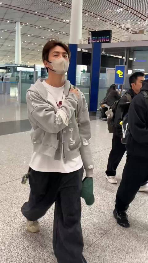 马天宇机场让粉丝摸腹肌引热议