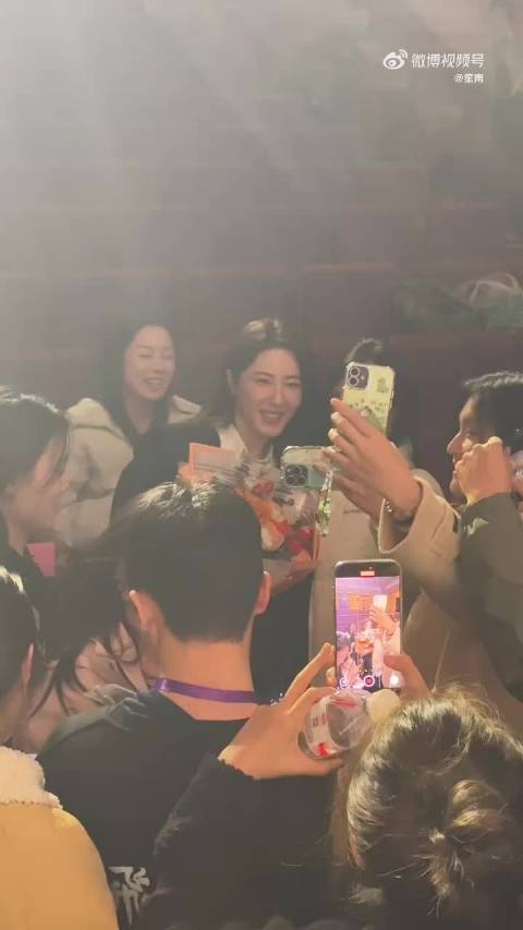 曾黎现身清华校园与师生交流，称荣幸参与主创活动