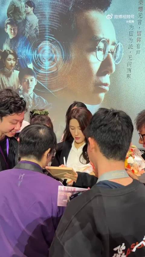 曾黎随主创团队现身清华校园与师生交流