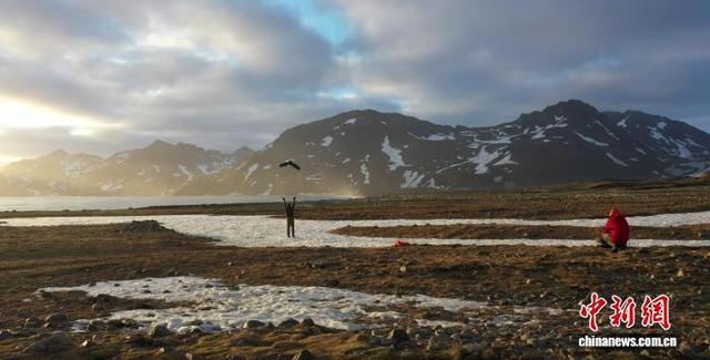 本项研究中，研究人员正在放飞无人机(图片来自英国南极调查局)。施普林格·自然 供图