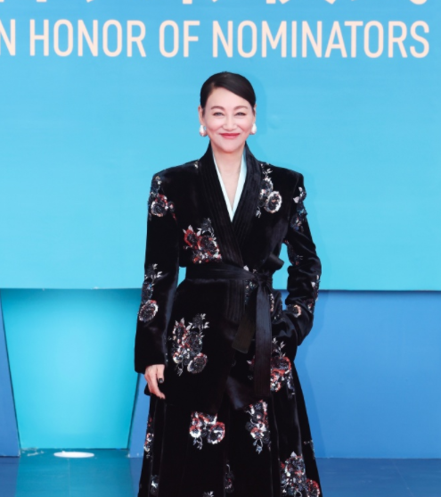 惠英红现身第 38 届金鸡奖提名表彰现场 谈提名表平常心且称 “有信心”