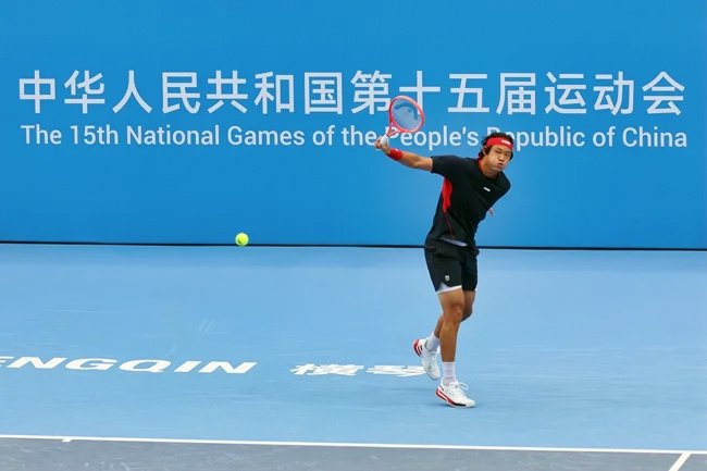 十五运会丨网球单打比赛展开角逐 种子选手亮相轻松过关