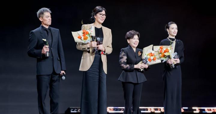 郎平、邓亚萍、林丹、吴敏霞同台，致敬拼搏精神