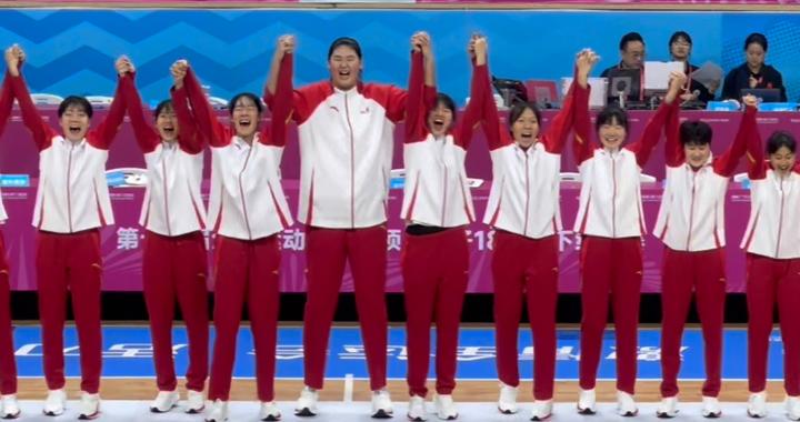 2.26米张子宇颁奖稳居C位：夺冠后兴奋舞蹈 将金牌送给教练超暖