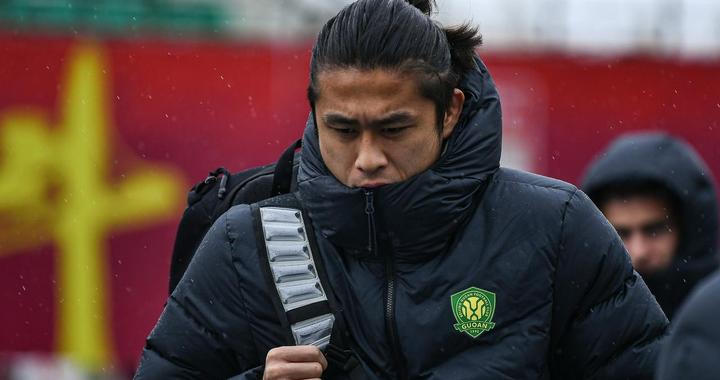 争议！张玉宁从“中国最强中锋”，沦为“球风偏软”，经历了什么