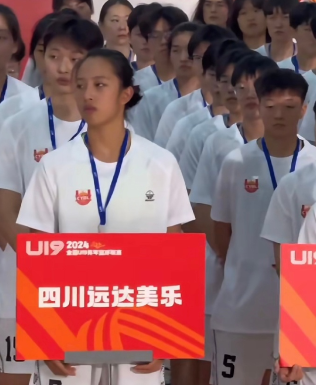 宫鲁鸣真伯乐！1.81米篮板王场均19+11 未来接班李梦成主力锋线？