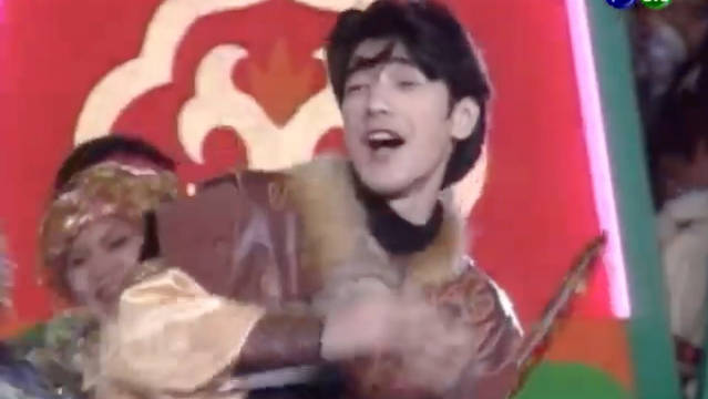 金城武林志颖陈志朋苏有朋30年前新春献唱民谣串烧