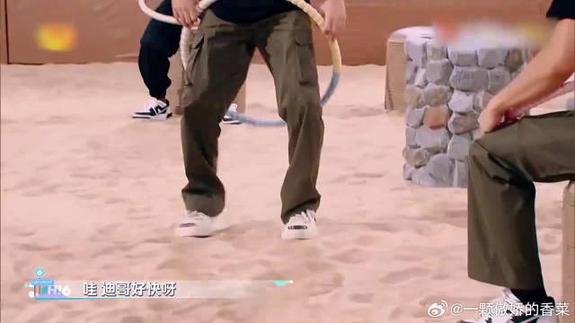 杨迪白宇展示螃蟹跑，迪哥快如闪电，宇哥像被封印了一样