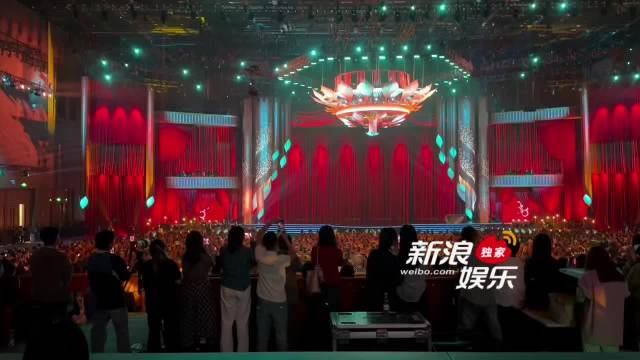 单依纯金鸡奖翻唱邓丽君串烧，易烊千玺电影画面助阵