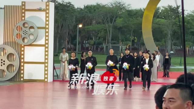 荣获六项提名的电影《长安的荔枝》剧组主创亮相导演+主演的大鹏超活泼的