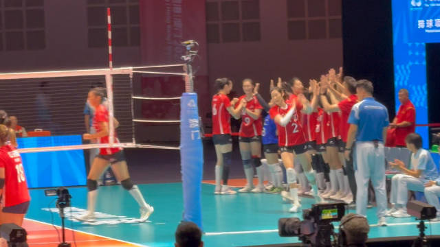 朱婷首发登场，欢呼声绝对是全场最大声@女排朱婷ZT 小黃人太给力了