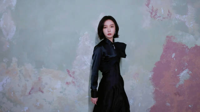 王珞丹金鸡闭幕红毯黑缎造型展清冷气质