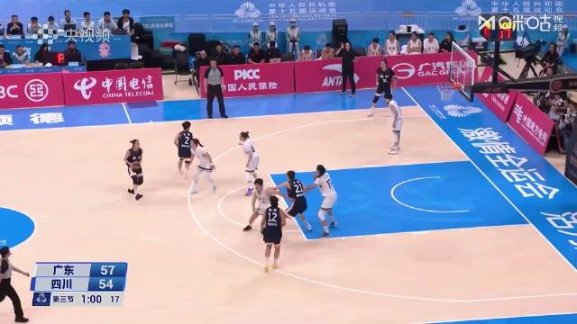 内线优势！王思雨突破高吊内线，韩旭自投自抢完成得分！四川队紧咬比分！