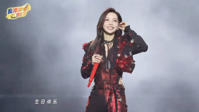 于文文安庆秦潭湖音乐节1107架无人机生日应援