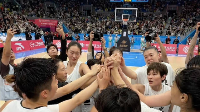主教练郑薇依次拥抱球员，全场高呼：我们是冠军！