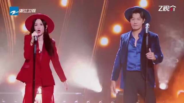 陈乔恩艾伦红蓝礼服献唱默契舞台