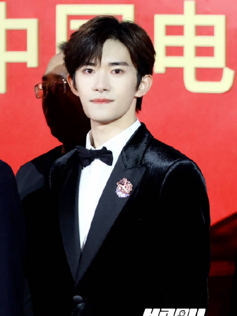 行走间自带温润气场完全就是这样的…易烊千玺今天的黑色丝绒西装好矜贵啊啊啊