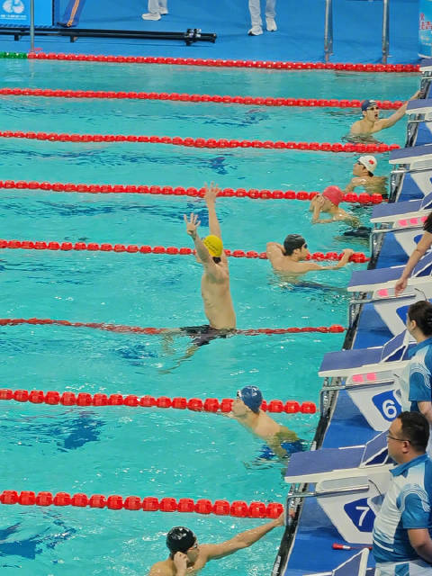 徐嘉余夺冠后也比了4