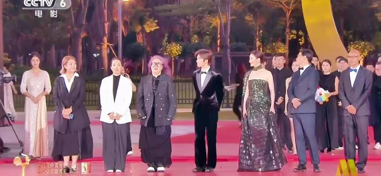 易烊千玺金鸡奖红毯被粉丝尖叫逗笑