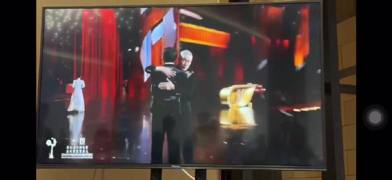 易烊千玺24岁夺金鸡奖最佳男主角，成最年轻获奖者，入围者刘昊然为他鼓掌