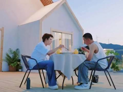 王子奇录制桃花坞全程专注进食