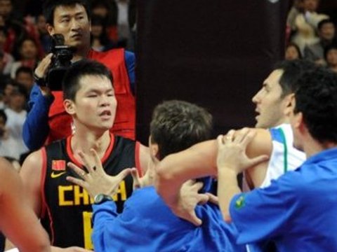 当年中国男篮世界赛打架，这是怎么引发的？