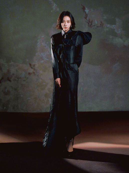 王珞丹金鸡闭幕红毯黑缎长裙展清冷气质