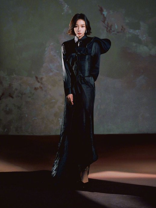 王珞丹金鸡闭幕红毯黑缎长裙造型尽显清冷气质