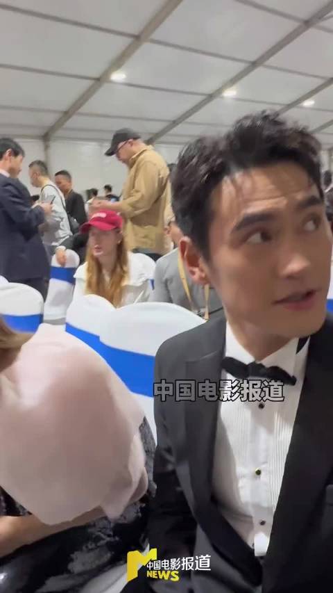 袁弘“金鸡锦鲤”来了，这次坐的是蒋勤勤后面，dream一个蒋勤勤得奖