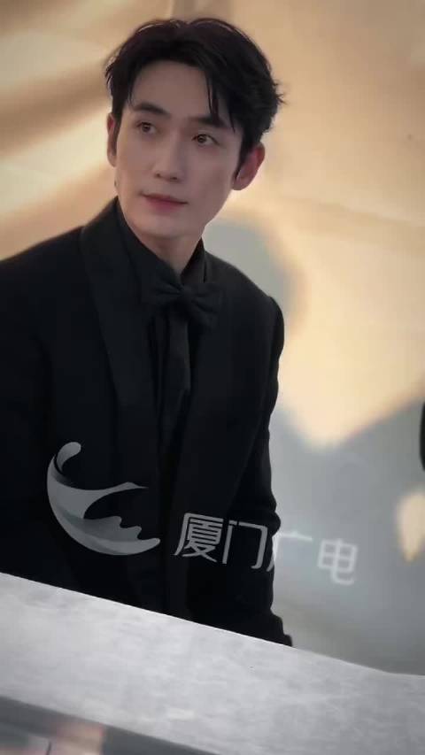 朱一龙一身黑色西装亮相第38届金鸡奖颁奖儒雅帅气！