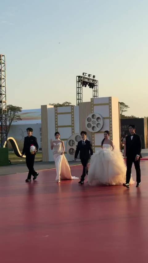 “星辰大海”班长组亮相金鸡奖红毯