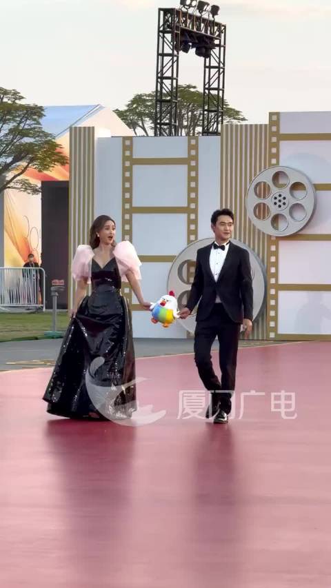 袁弘张歆艺金鸡奖红毯牵手比心互动甜度爆表