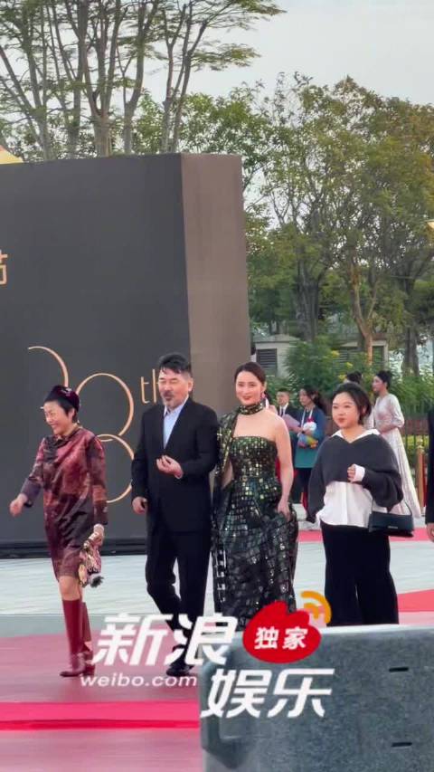 陈建斌、蒋勤勤亮相红毯入场仪式，陈建斌想牵蒋勤勤的手，结果三次都没牵上
