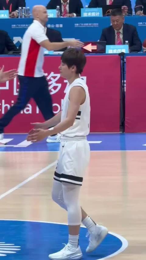 胜利的喜悦！黄思静赛后抱着杨力维和杨舒予