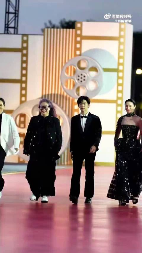 易烊千玺金鸡红毯展少年意气与成熟质感