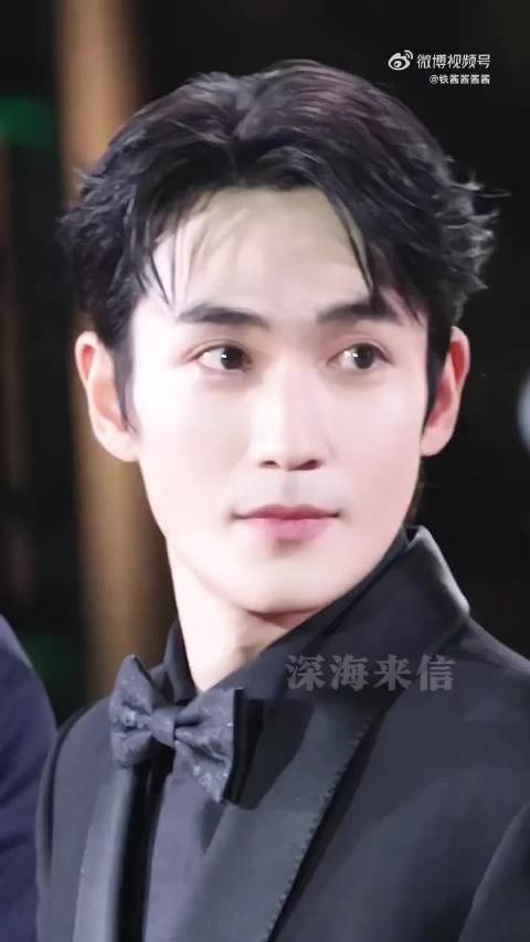 朱一龙金鸡奖红毯封神状态，二度冲击影帝引期待