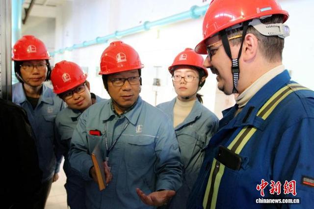 富小青(右三)工作时的场景。 受访者供图