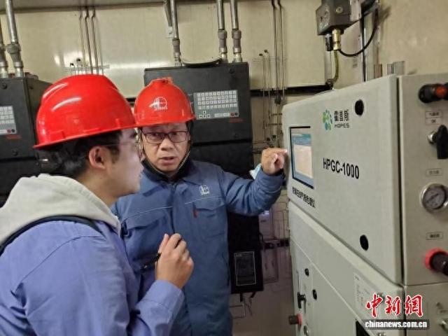 富小青(右)工作时的场景。 受访者供图