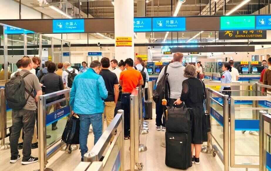 第二十七届高交会开幕，深圳皇岗、福田口岸迎大批入境客流