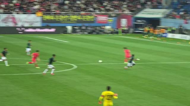 看台视角欣赏孙兴慜的任意球直接破门，球迷已经预感到要进球了