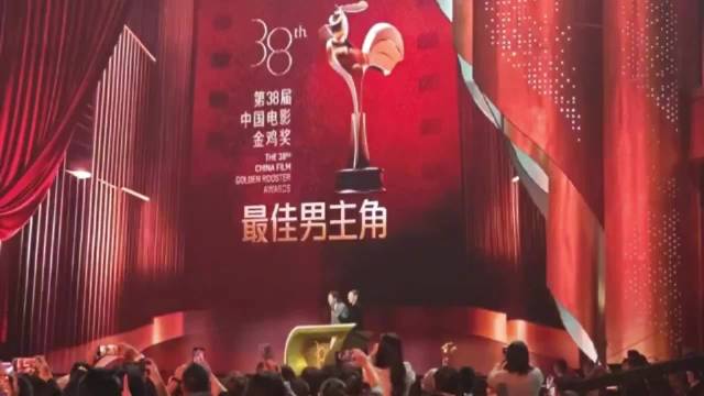 易烊千玺凭《小小的我》首获金鸡影帝，成首位00后得主