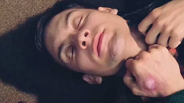 他是唯一一个不用靠装置就能从体内喷丝的吧