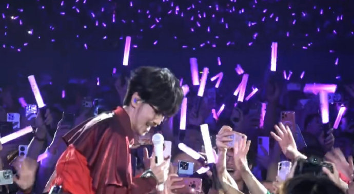 周传雄演唱会反差感引热议，台上清冷台下宠粉