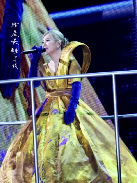 梁静茹上海演唱会唱响《彩虹》，经典情歌引全场共鸣