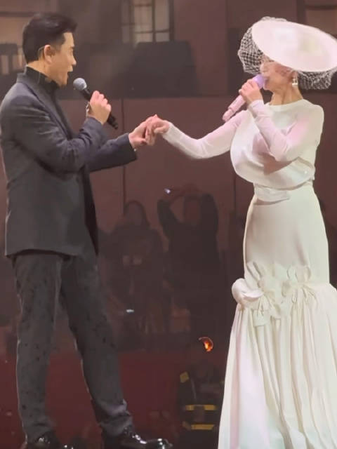 赵雅芝生日会跟吕良伟牵手合唱上海滩！