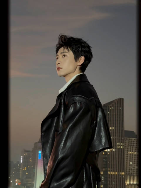 电梯门一开_ _ 都亮了@魏晨 魏晨氧气音乐节