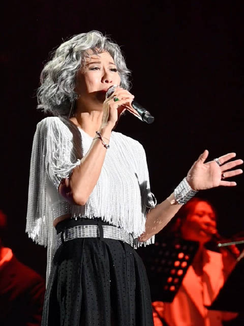 叶蒨文佛山演唱会献唱《情人知己》