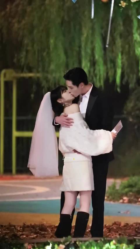 田曦薇胡一天这个吻戏吻的落叶飘起头纱飞起 问的那么用力嘛